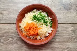 Grate the carrots and, together with the chopped onion letters, put in a bowl. Mix everything thoroughly and salt if necessary.