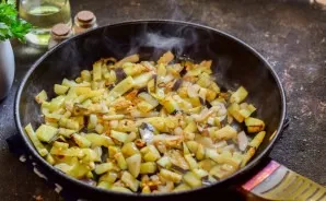 Heat vegetable oil in a pan, add onions, bell peppers and eggplants. Cook for 3-4 minutes over low heat.