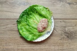 Divide the mince into six equal parts and form dumplings. Straighten the prepared lettuce leaves and put the filling of minced meat and r...