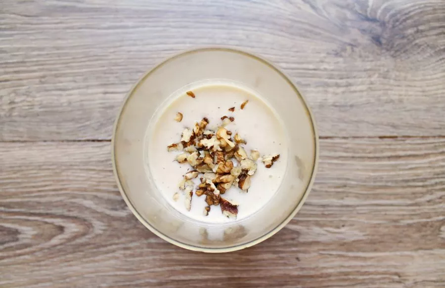 Chop the nuts and add them to the cocktail, leaving a little for decoration. Beat everything again until smooth.