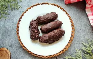 Chop the chocolate and melt it in a water bath or microwave. Sprinkle the bananas completely with chocolate, put them on a plate lined wi...