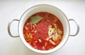 Wash the tomatoes, pass through a meat grinder and put in borscht. Also add bay leaf and salt to taste.