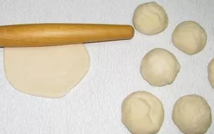 Divide the dough into parts, roll out circles.
