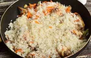 Add washed rice to vegetables and meat.