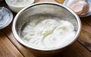 Put the whites in a separate clean and dry bowl and add a pinch of salt. Beat the proteins until stable peaks are formed. If you turn the...