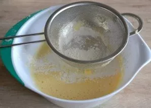 First, pour the starch into the bowl through a sieve, mix with a silicone spatula, then sift the flour in parts and also mix with a silic...