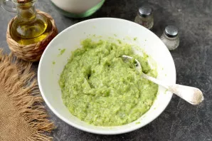 Sprinkle with a little wheat flour and knead the moderately thick dough.