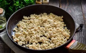 Fry the minced meat in a pan until tender, breaking it with a spatula. Simmer the minced meat over low heat for 10 minutes under the lid.
