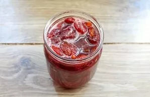 Pour the hot jam into sterilized jars and screw on the lid. Turn the jars upside down and leave to cool completely.