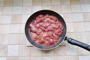 Wash the chicken liver, cut off the veins and fat. Cut into two parts. Put in a hot frying pan with a little sunflower oil.