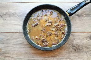 Pour boiling water and stir, bring to a boil.