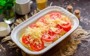Sprinkle the tomatoes with grated cheese, cover with foil and bake for 25-30 minutes. After a while, serve a delicious dish to the table.