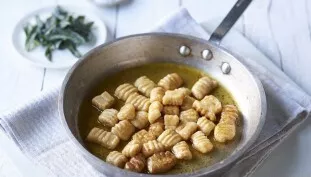 Heat the vegetable oil and fry the resulting potato gnocchi until cooked.