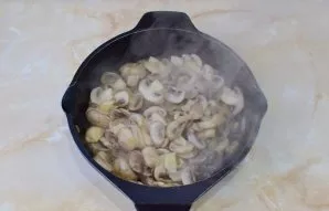 Wash the champignons thoroughly to remove dirt, dry and cut into slices. Finely chop the onion. Fry mushrooms and onions for about 5-7 mi...