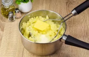 When the potatoes are ready, drain the water and crush the potatoes. Add butter to the potatoes and add milk. Prepare a puree. Add a litt...
