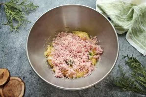 Grate the ham and add to the potatoes.