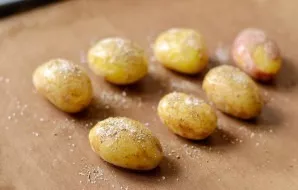 Grease with vegetable oil, season with salt and spices.