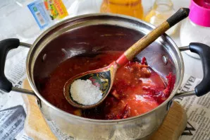 Mix all the vegetables in a saucepan and pour over the juice of tomatoes. Pour sugar and salt, pour vegetable oil. Put on a slow fire.