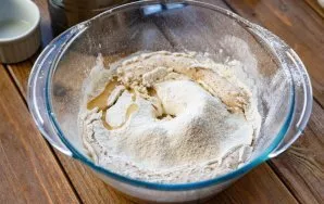 Then sift all the flour into the yeast mixture, add salt and vegetable oil.