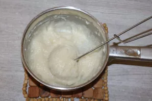 Stir well so that there are no lumps. Cool the dough.