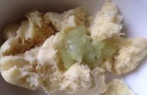 We transfer the squeezed potatoes to a bowl. to the potato mass immediately we add the onion grated on a potato grater. We mix.