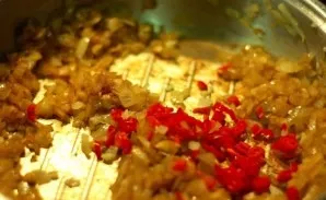 Fry in a pan, then add finely chopped chili pepper.