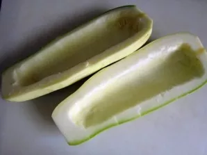 Carefully remove the middle, leaving quite dense walls. If desired, you can sprinkle with a little salt.