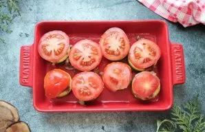 Cut the tomato into slices and put on top of the minced meat.