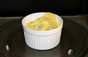 Place the zucchini omelette in the microwave oven and cook at 800 W for 3 minutes. Serve the finished omelette immediately.