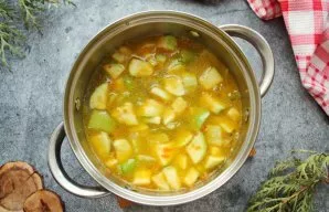 Pour the meat broth into a saucepan with vegetables and cook everything for 10-15 minutes until the vegetables are ready.