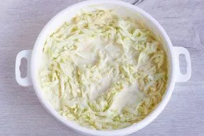 Add the yolks with cheese, cream, flour, salt and pepper to the zucchini to taste. Stir.