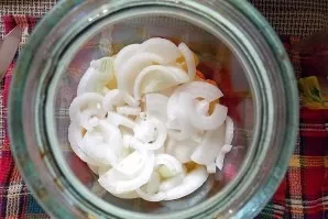 Cut the onion into half rings. Put on top of the pepper.