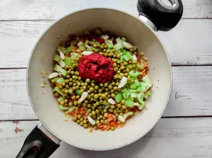 Add tomato paste, garlic to vegetables and fry for 3 minutes.