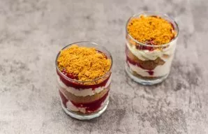 Now you can start collecting dessert. Layer the dessert  cookies, curd cream, berries. Arrange in two or more layers.