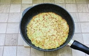 Toast the pizza crust on one side over medium heat until golden brown. Then turn over and fry on the other side.