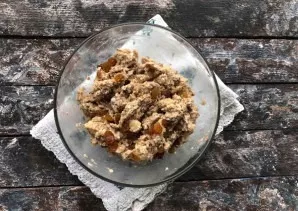 Add raisins and mix everything thoroughly.