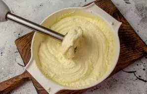 Add salt, crush the mass with a blender to a creamy consistency.