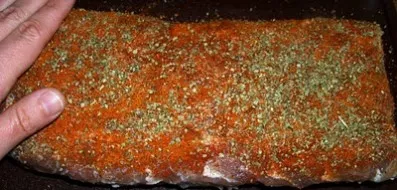 Then we wash the meat again, dry it with napkins. Now roll the meat in spices and return it to the refrigerator for 24 hours.