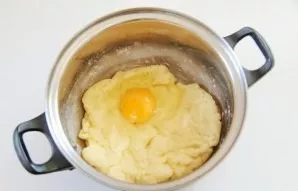 Score one egg at a time. The amount of eggs can be different, it is better to lay eggs gradually. First, enter the first two in turn, the...