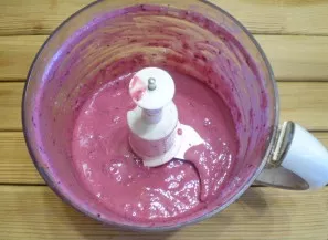 Done! A thick and aromatic cocktail made of frozen berries is ready. Delicious!