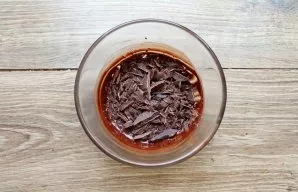 Chop the chocolate and melt it in a water bath until smooth. Allow the chocolate to cool and thicken slightly.