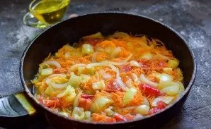 Put vegetables in a pan, add oil and water. Simmer for 10 minutes.
