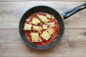 Break the vermicelli into pieces and put them in a pan.