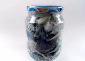 Pour everything into a jar and leave in the refrigerator for at least 12 hours.