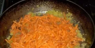 Peel the onions and carrots. Cut into strips and bake for 10 minutes.