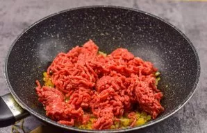 Put the minced meat in the pan.