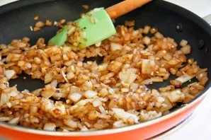 Chop the garlic and add to the onion. Fry over medium heat until golden brown.