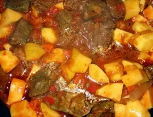 Thirsty beef with vegetables over low heat, add the diced potatoes. Cover and simmer further (on average, it takes about an hour).