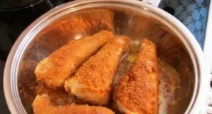Roll the thighs in breadcrumbs and put in hot vegetable oil. Fry on both sides until the crust has a golden color.
