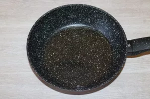 Pour olive oil into a deep pan, heat it.